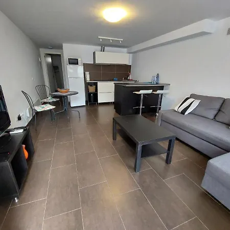 Modern Apartment, Walking Distance Of The Sea Apartment *